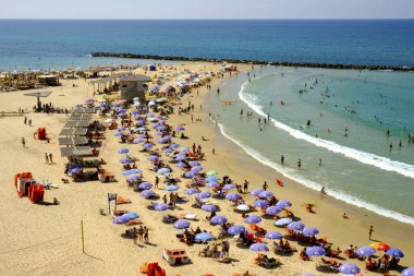 turistler tarafından deniz dinlenme Sahilde güneşlenmek