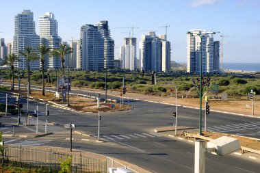 İsrail - Netanya, 12 Ekim 2017: şehir kavşak trafik ışıkları ve yol işaretleri
