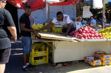 İsrail - Netanya, 13 Ekim 2017: siyah genç çocuklar Sat meyve city piyasa