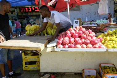 İsrail - Netanya, 13 Ekim 2017: siyah genç çocuklar Sat meyve city piyasa