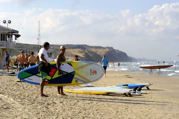 Israël Netanya Oktober 2017 Een Volwassen Man Staat Met Een — Stockfoto