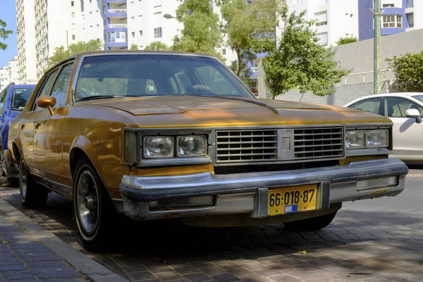 Israel Нетания Октября Старый Желтый Автомобиль Стоит Дороге — стоковое фото