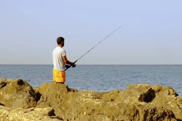 Ein Mann Strand Eines Jungen Fisches Zum Angeln — Stockfoto