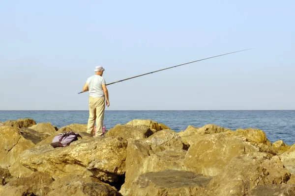 Ein Mann Strand Der Alten Fängt Einen Fisch Als Köder — Stockfoto