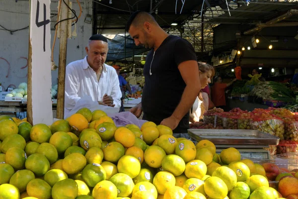 İsrail - Netanya, 13 Ekim 2017: bir yaşlı din adamı meyve şehir piyasada satın alır.