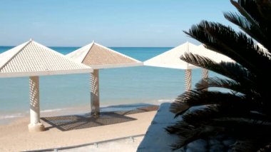 Deniz ve dalgalar ve gökyüzü ve kum