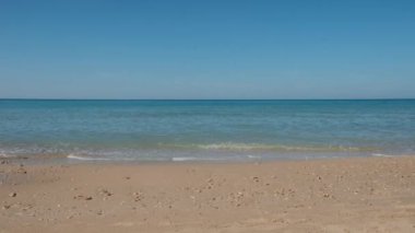 Deniz ve dalgalar ve gökyüzü ve kum