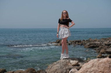 Genç kızıl saçlı güzel seksi, uzun saçlı İsrail 'deki Akdeniz' de