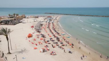 Akdeniz'in plaj İsrail'de netanya birçok turist