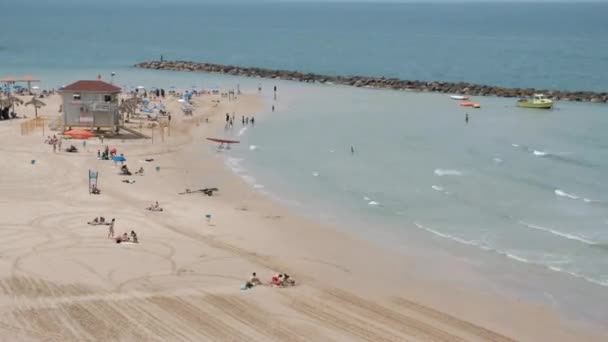 Playa Del Mar Mediterráneo Muchos Turistas Netanya Israel — Vídeos de Stock