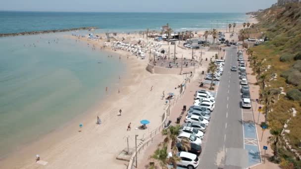 Παραλία Της Μεσογείου Θάλασσα Πολλοί Τουρίστες Τουρίστες Στη Νετάνια Στο — Αρχείο Βίντεο