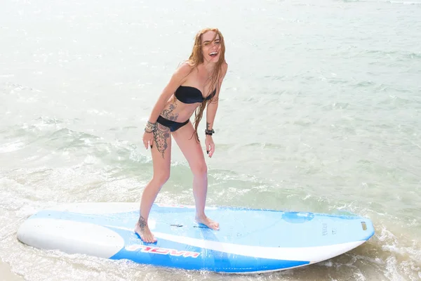 Junges Schönes Mädchen Offenen Bikini Mit Sonnenbrille Posiert Strand Des — Stockfoto