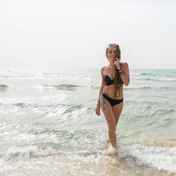 Junges Schönes Mädchen Offenen Bikini Mit Sonnenbrille Posiert Strand Des — Stockfoto