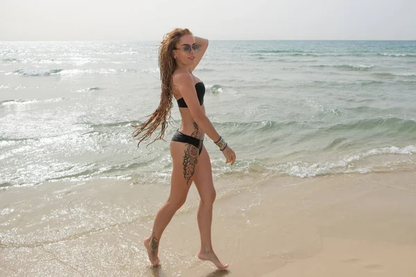 Young Beautiful Girl Open Swimsuit Bikini Sunglasses Posing Beach Mediterranean — 스톡 사진