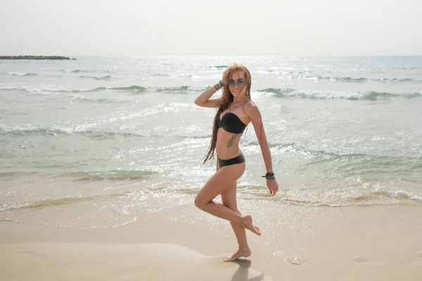 Junges Schönes Mädchen Offenen Bikini Mit Sonnenbrille Posiert Strand Des — Stockfoto