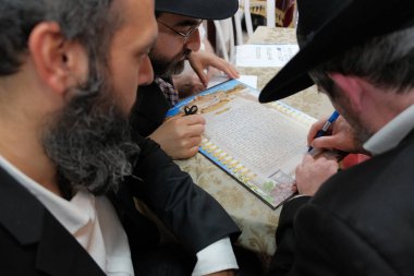İsrail - Netanya, 23 Mayıs 2019: Yahudi yaşlı haham evlilik belgesini imzaladı