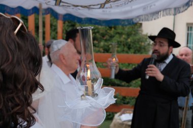 İsrail - Netanya, 23 Mayıs 2019: Yahudi haham iki yaşlı Yahudi için düğün töreni düzenledi