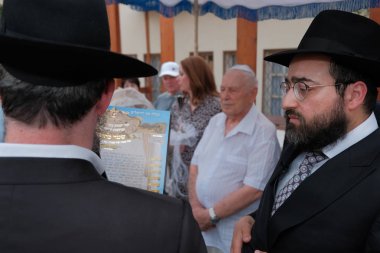 İsrail - Netanya, 23 Mayıs 2019: Yahudi haham iki yaşlı Yahudi için düğün töreni düzenledi