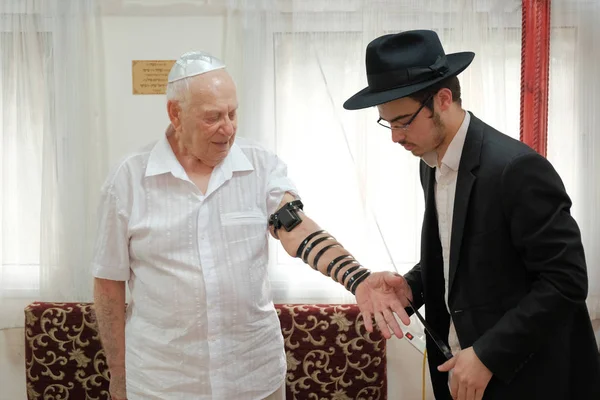 Israel Netanya Maio 2019 Judeu Idoso Coloca Tefillin Antes Uma Imagens Royalty-Free