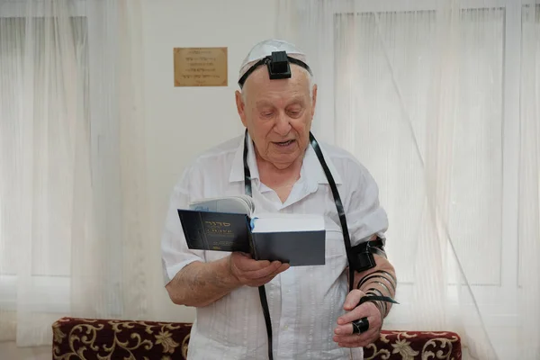 Israel Netanya Maio 2019 Judeu Idoso Coloca Tefillin Antes Uma Imagem De Stock