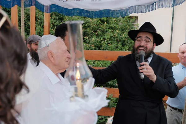 Israel Netanya Mai 2019 Jüdischer Rabbi Führt Trauung Für Zwei Stockbild