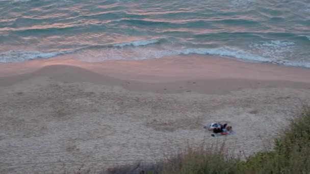 Unga Människor Stranden Medelhavet Rosa Efter Solnedgången — Stockvideo