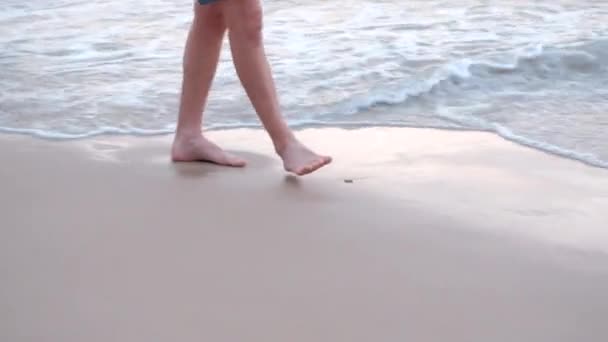Genç Bir Çocuğun Genç Ayaklar Gün Batımından Sonra Akdeniz Pembe — Stok video