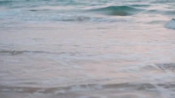 Unga Fötterna Ung Pojke Stranden Medelhavets Rosa Färg Efter Solnedgången — Stockvideo