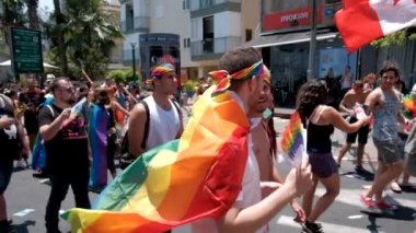 İsrail - Tel Aviv, 14 Haziran 2019: Slowe motion geleneksel gay lezbiyen gay gurur geçit töreni Tel Aviv 2019