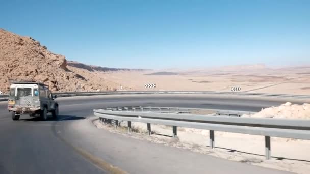 イスラエル テルアビブ 2019年7月14日 砂漠のトラックに乗ってジープ — ストック動画