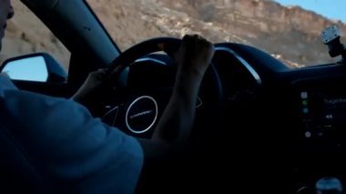 İsrail - Tel Aviv, 14 Temmuz 2019: Spor araba kullanan kızın elleri