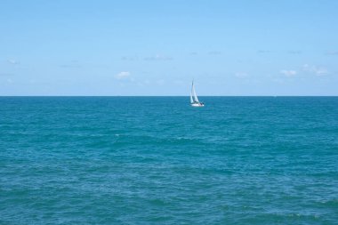 Yazın mavi denizde yat.