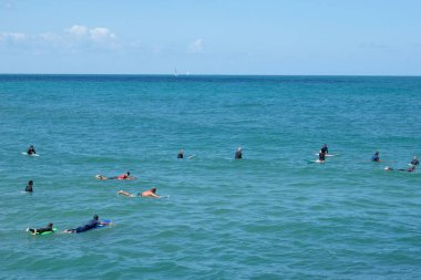 ISAREL - Herzliya, 29 Mayıs 2020: Karantina kaldırıldıktan sonra büyük bir grup sörfçü denizde sörf yapıyor.