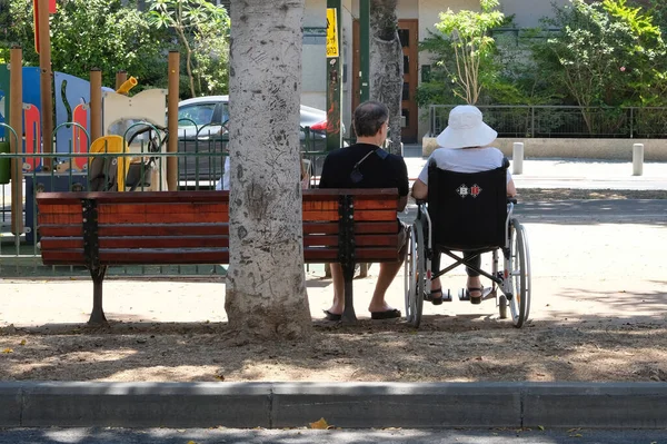 Israel Tel Aviv Mayo 2020 Hombre Silla Ruedas Con Escolta — Foto de Stock
