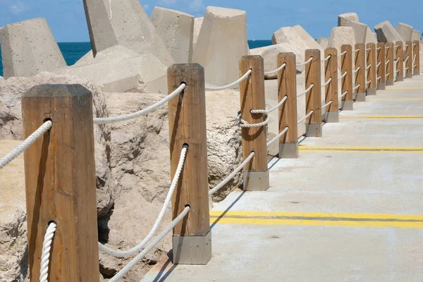 Pad Van Zand Dat Hij Leidt Naar Het Strand Tussen Rechtenvrije Stockfoto's