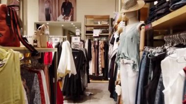 ISRAEL - Tel Aviv, 20 Mayıs 2020: Kadın giyim mağazası manzarası