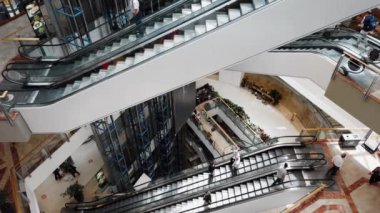 ISRAEL - Tel Aviv, 20 Mayıs 2020: Azrieli merkez Tel Aviv 'deki alışveriş merkezinde yürüyen merdivenlere binen insanların görüntüsü