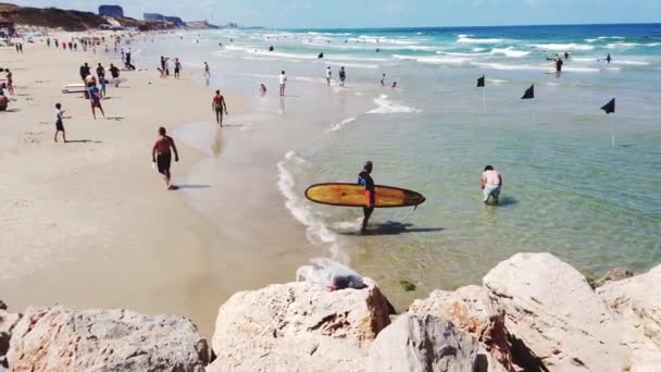 Israel Herzliya Mayo 2020 Muchas Personas Vinieron Descansar Playa Mediterránea — Vídeo de stock