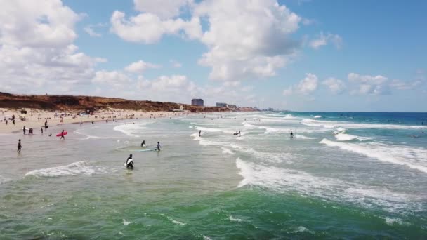 Israel Herzliya Mai 2020 Viele Menschen Surfen Strand Ein Wunderbarer — Stockvideo