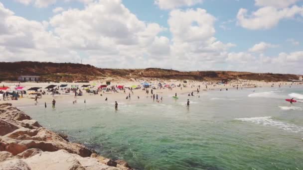 Israel Herzliya May 2020 多くの人々がビーチでサーフィンをしています 地中海でサーフィンをしている人が多いビーチでの素晴らしい一日 — ストック動画