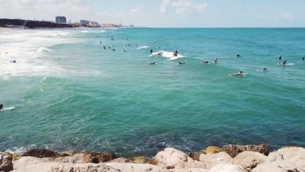 Israel Herzliya Maj 2020 Många Surfar Stranden Underbar Dag Stranden — Stockvideo