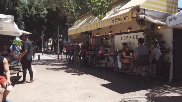 Israel Tel Aviv Mei 2020 Rij Mensen Een Café Met — Stockvideo