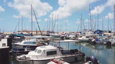 ISRAEL - Tel Aviv, 29 Mayıs 2020: eski Jaffa şehrinin limanına parketmiş balıkçı tekneleri