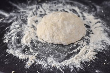 hamur siyah bir tabloda, ev yapımı yiyecek