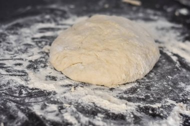 hamur siyah bir tabloda, ev yapımı yiyecek