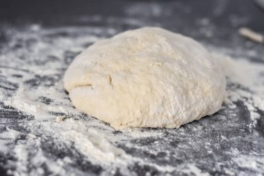 hamur siyah bir tabloda, ev yapımı yiyecek