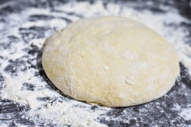 hamur siyah bir tabloda, ev yapımı yiyecek