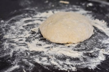 hamur siyah bir tabloda, ev yapımı yiyecek