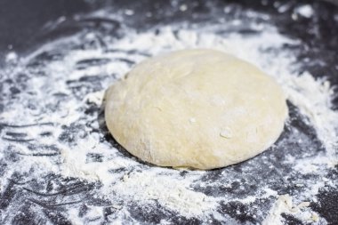 hamur siyah bir tabloda, ev yapımı yiyecek