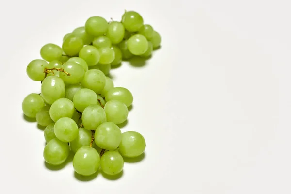 Zöld szőlő, egy fehér háttér, friss gyümölcs graona-szőlő — Stock Fotó